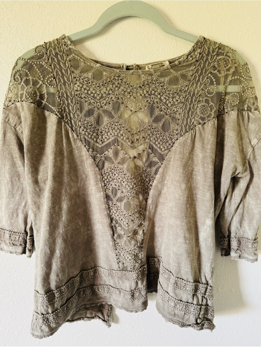 gimmicks By BKE Taupe/Grey  Crochet Lace Yoke Women's Blouse Size Medium